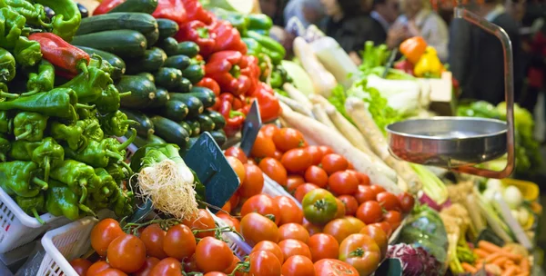 Mercado de alimentos em Barcelona . Imagens De Bancos De Imagens Sem Royalties