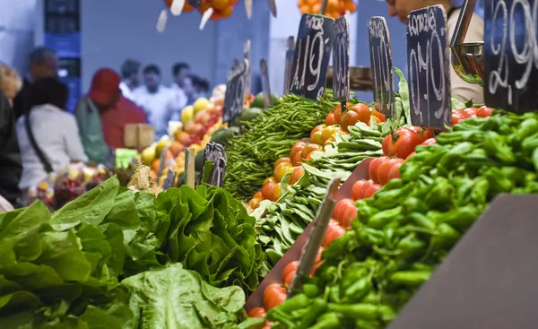 Mercado de alimentos en Barcelona . Fotos De Stock Sin Royalties Gratis