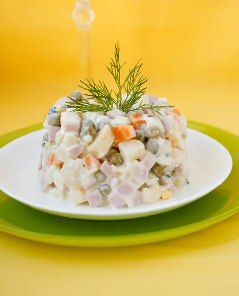 salata olivier. sebze salatası.