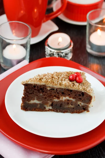 赤い背景の上ナットとフレーバーラテ ケーキ。新年のケーキ. — ストック写真
