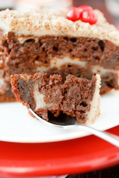 Colorer le gâteau avec des noix sur un fond rouge. Gâteau du Nouvel An . — Photo