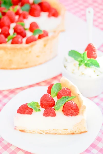 Cake with cottage and raspberry — Stock Photo, Image