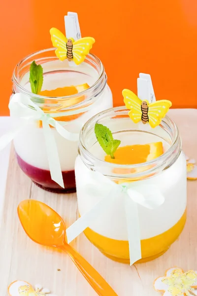 portakal ve ahududulu jöle ile Vanilla panna cotta.