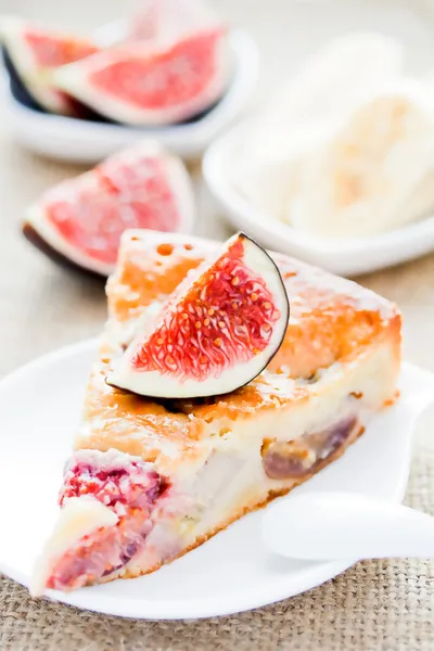 Cake with figs and bananas — Stock Photo, Image