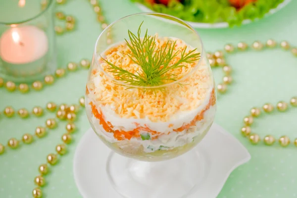 Insalata di fegato di merluzzo con uova, carote, formaggio, cipolle e patate. Insalata con panna acida. Insalata di mimosa . — Foto Stock