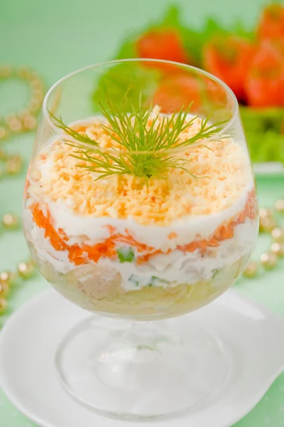 Cod liver salad with eggs, carrots, cheese, onions and potatoes. Salad with sour cream. Mimosa salad. — Stock Photo, Image