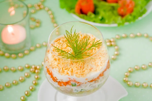 Insalata di fegato di merluzzo con uova, carote, formaggio, cipolle e patate. Insalata con panna acida. Insalata di mimosa . — Foto Stock