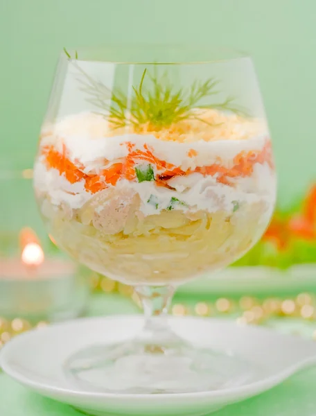 Insalata di fegato di merluzzo con uova, carote, formaggio, cipolle e patate. Insalata con panna acida. Insalata di mimosa . — Foto Stock