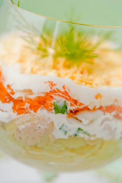 Insalata di fegato di merluzzo con uova, carote, formaggio, cipolle e patate. Insalata con panna acida. Insalata di mimosa . — Foto Stock