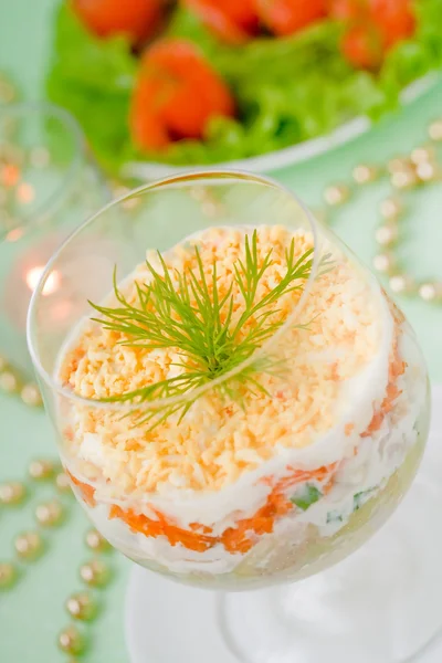 Balık yumurta, havuç, peynir, soğan ve patates salatası. ekşi krema ile salata. Mimoza salatası.