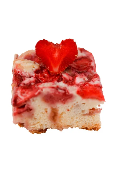 Çilekli pasta beyaz zemin üzerinde. yalıtılmış nesne.