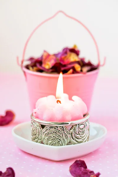 Ustawienie uzdrowiskowej różowy świeca i płatki róż. — Zdjęcie stockowe