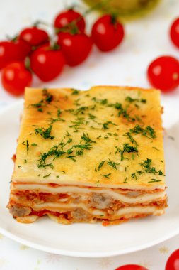 et ve domates ile İtalyan lazanya. Makro.