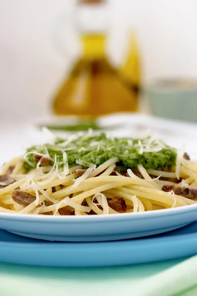 Італійські макарони з песто соус на синій тарілку. — стокове фото