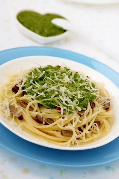 Італійські макарони з песто соус на синій тарілку. — стокове фото