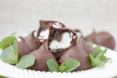 Yazlık ile Çikolatalı profiterol.