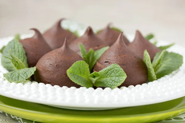 Profiteroles de chocolate con casa de campo . —  Fotos de Stock