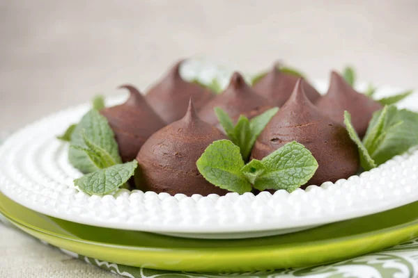 Chocolade profiterollen met huisje. — Stockfoto