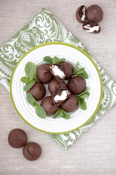 Yazlık ile Çikolatalı profiterol.