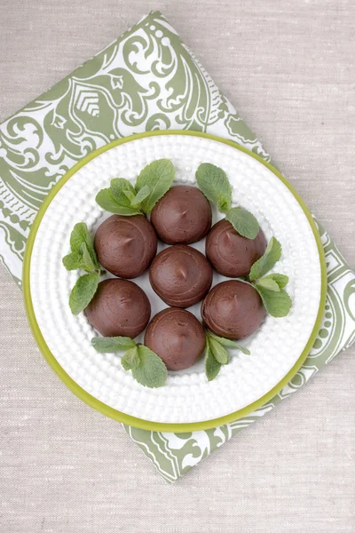 Cokelat profiteroles dengan pondok . — Stok Foto