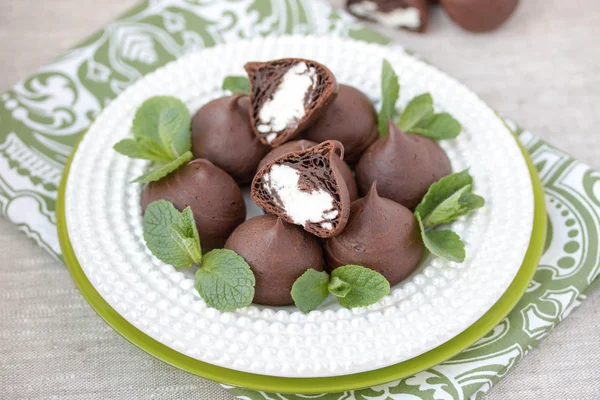 Chocolade profiterollen met huisje. — Stockfoto