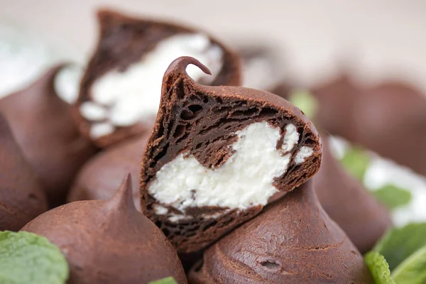 Cokelat profiteroles dengan pondok . — Stok Foto