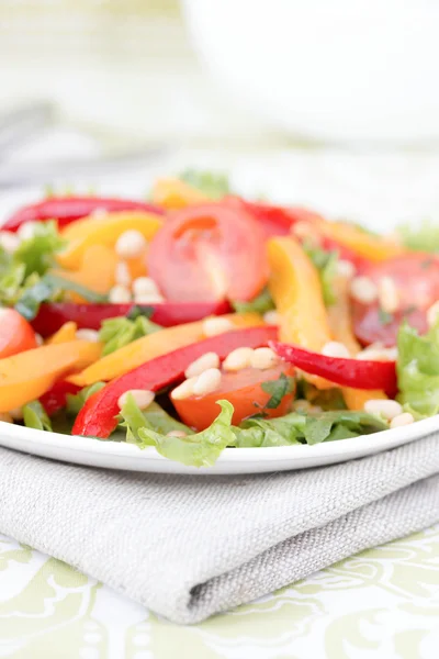Salat mit Gemüse und Gemüse. — Stockfoto