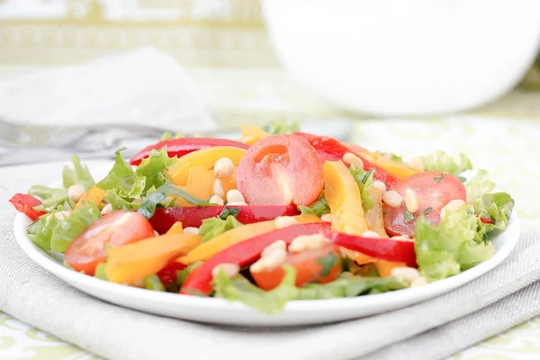 Salat mit Gemüse und Gemüse. Horizontales Foto. — Stockfoto