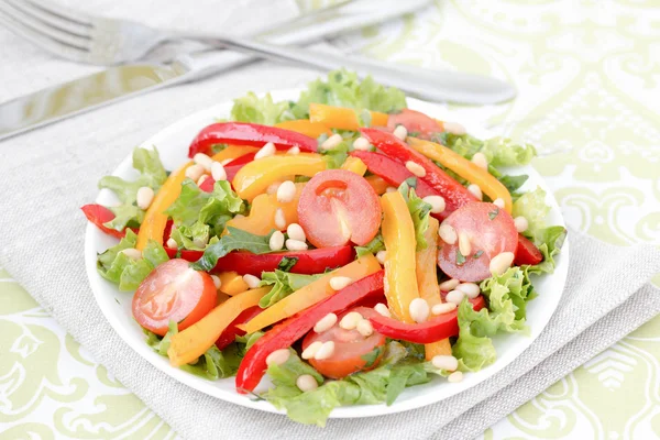 Salat mit Gemüse und Gemüse. Horizontales Foto. — Stockfoto