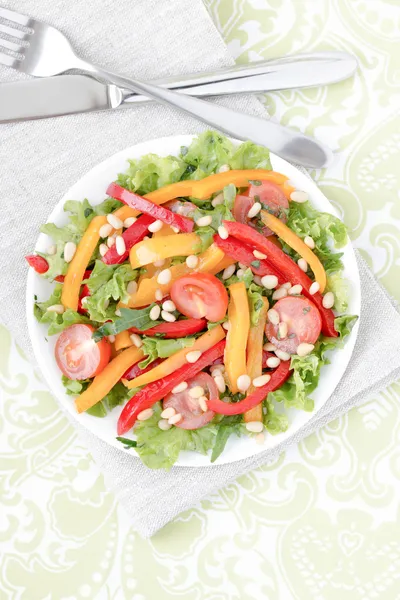 Salat mit Gemüse und Gemüse. — Stockfoto