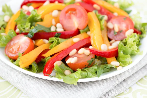 Insalata con verdure e verdi. Foto orizzontale . — Foto Stock