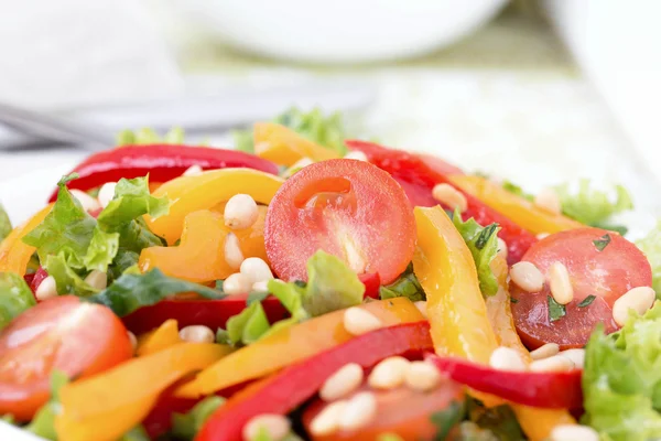 Insalata con verdure e verdi. Foto orizzontale . — Foto Stock