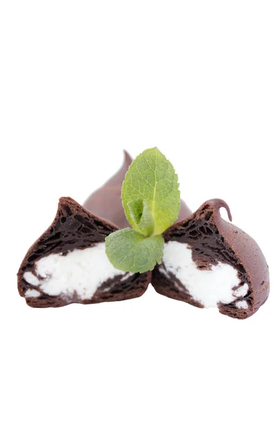 Profiteroles al cioccolato. Foto isolata . — Foto Stock