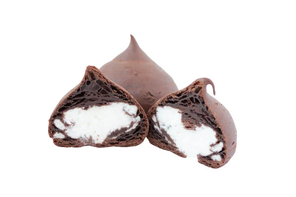 Csokoládé profiteroljáról, fehér háttérrel. elszigetelt vízszintes görgetősáv — Stock Fotó