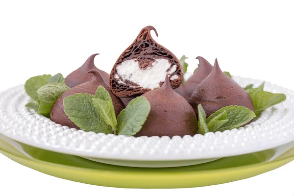 Profiteroles al cioccolato con crema di cagliata dolce . — Foto Stock