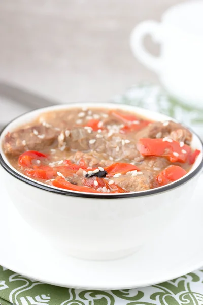 Dietary pot roast with sweet peppers, onions, sesame seeds and b — Stock Photo, Image