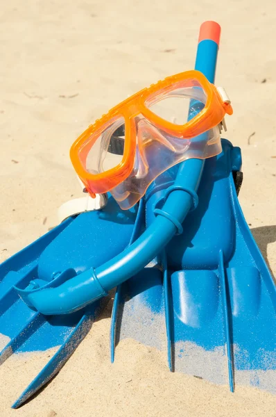 Masker en flippers op een strand — Stockfoto