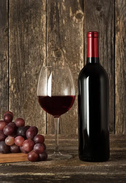 Stilleven. fles rode wijn, glas en druiven — Stockfoto