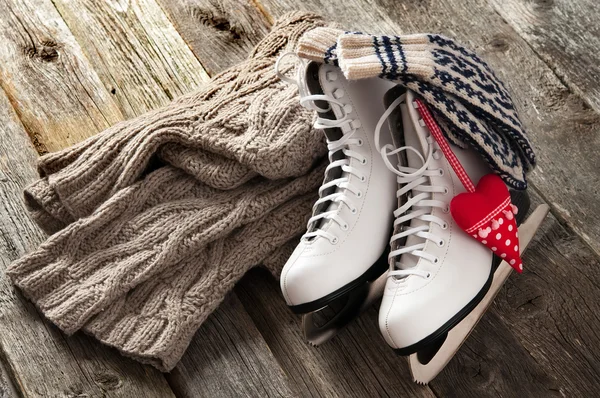 De witte ijs-of rolschaatsen op oude houten planken — Stockfoto