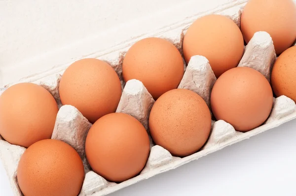 Huevos marrones en caja. Primer plano. — Foto de Stock