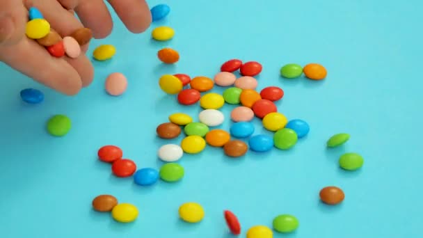 明亮多彩的糖豆或花生掉进了玩具桶里 色彩斑斓的糖蜜 — 图库视频影像