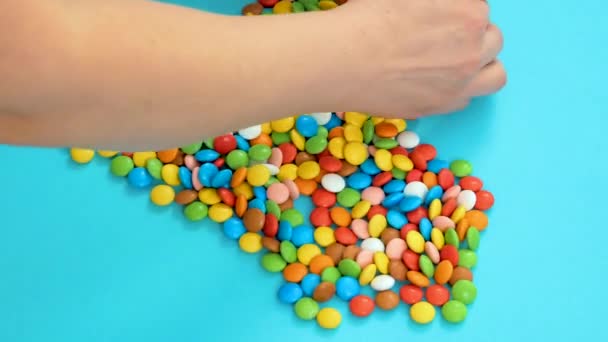 Les Mains Des Femmes Font Cœur Avec Des Bonbons — Video