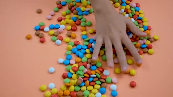 Яркие Красочные Бобы Конфеты Арахис Разноцветные Вкусные Сахарные Сладости Красный — стоковое видео