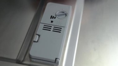 Adamın eli bulaşık makinesine 