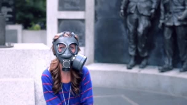 Menina, máscaras de gás, olhos azuis Filmagem De Stock