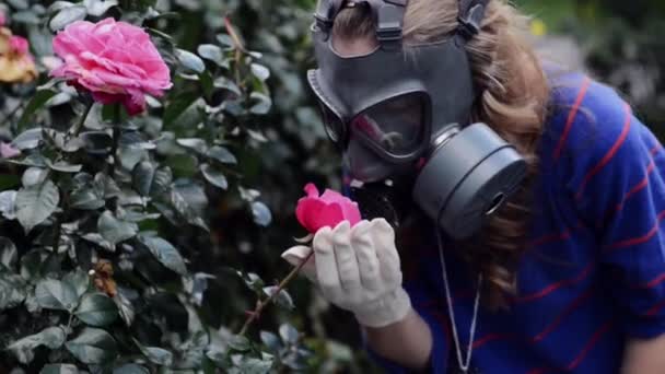 Mädchen in Gasmasken duftet nach Rosen — Stockvideo