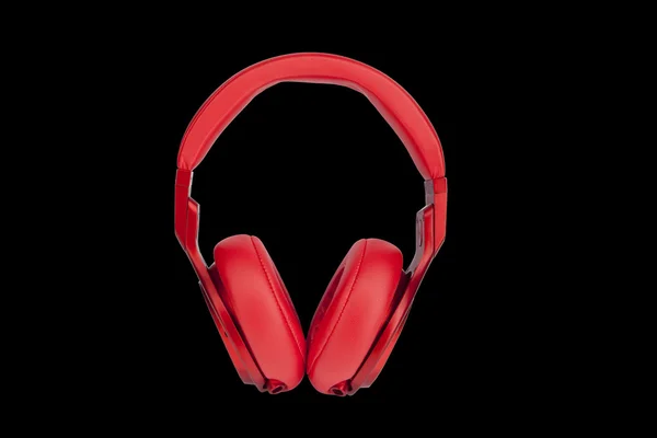 Casque rouge isolé sur fond noir — Photo