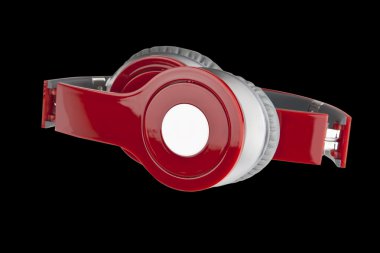 siyah bir arka plan üzerinde izole kırmızı kulaklıklar