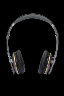 siyah bir arka plan üzerinde izole kulaklık