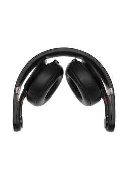 Beyaz arkaplanda siyah kulaklıklar